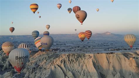 Baloni nad Kapadokijo ob sončnem vzhodu