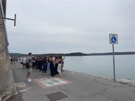 Skupina ljudi, ki uživa v supanju ob obali rta Kamenjak.