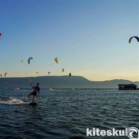 Kajtanje na peščeni plaži v delti Neretve