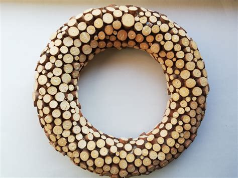 Notranjost apartmaja s pohištvom iz naravnih materialov