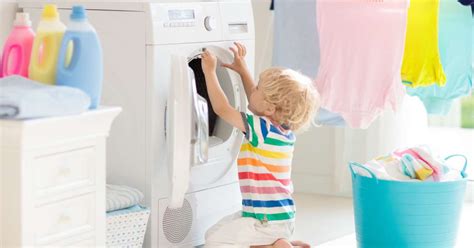 Otroci pomagajo pri kmečkih opravilih