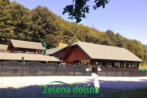 Zelena dolina s starim gradom