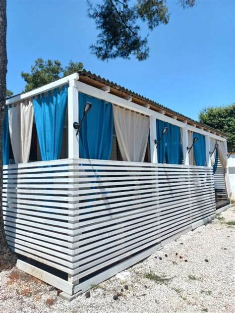 Mobilna hišica v kampu