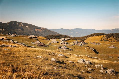 Panoramski pogled na Veliko planino s tradicionalnimi kočami