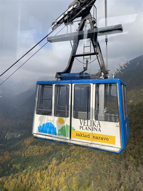 Sedežnica na Veliko planino s pogledom na gozdove in travnike