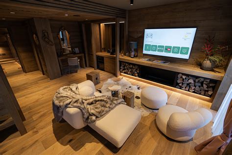 Notranjost udobne koče z lesenimi detajli in kaminom