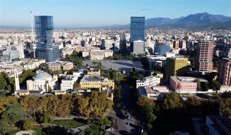 Panorama Tirane z modernimi in starimi zgradbami