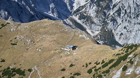 Planinska koča v Kamniško-Savinjskih Alpah