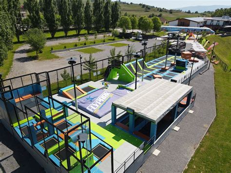 Zunanji pogled na trampolinski park Flypark