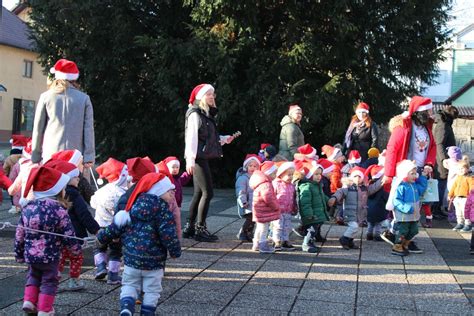Otroci uživajo v trampolinskem parku