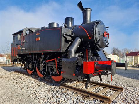 Nekdanja parna lokomotiva na železniški progi