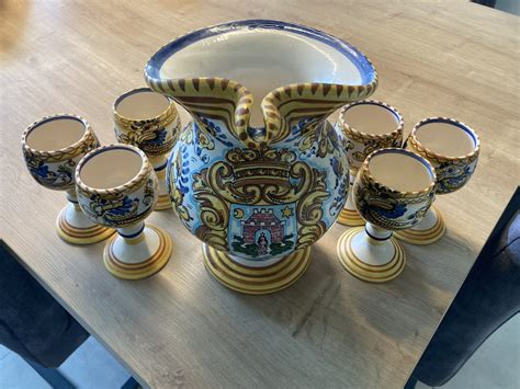 Posebej oblikovana posoda za Tita z grbom