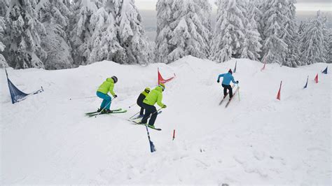 Smučar v akciji na progi za smučarski kros