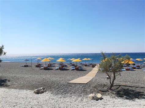 Peščena plaža v kampu z ležalniki in senčniki