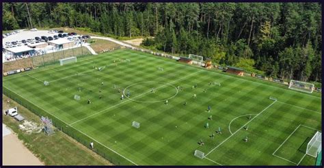 Nogometno igrišče s transparenti U21 EURO