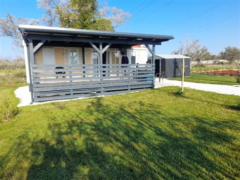 Urejena parcela v kampu Baška z mobilno hišico