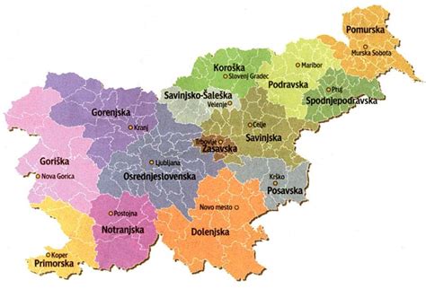 Gorenjska pokrajina s tradicionalno kmečko hišo