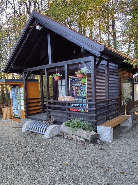 Urejena prodajna stojnica s kmetijskimi pridelki