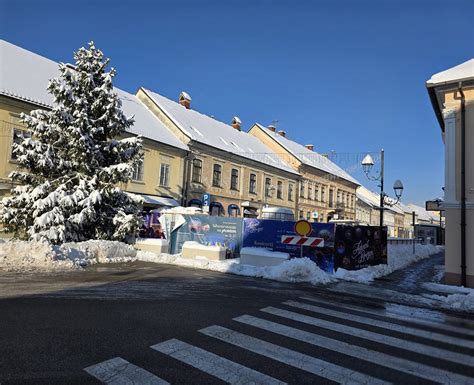 Slika ozkih, tlakovanih ulic v starem mestnem jedru Rovinja