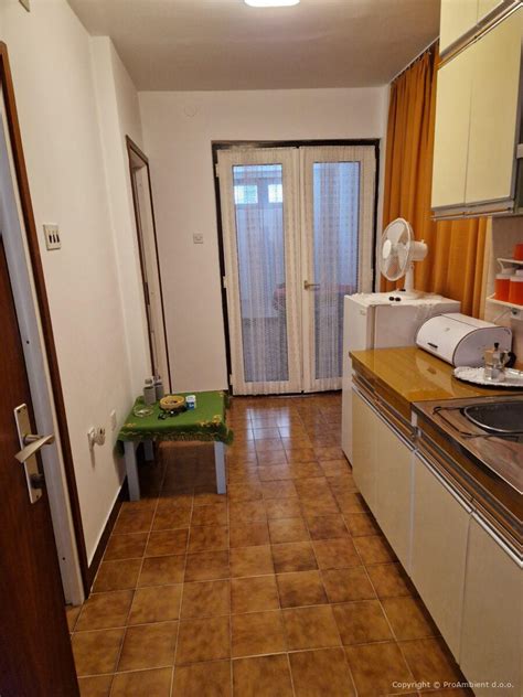 Notranjost studijske sobe v hostlu s kuhinjsko nišo in balkonom