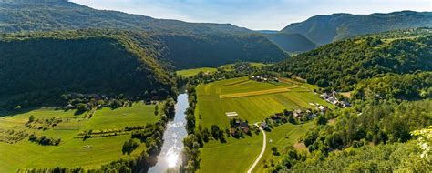 Panoramski pogled na Belo krajino s potokom Kolpa
