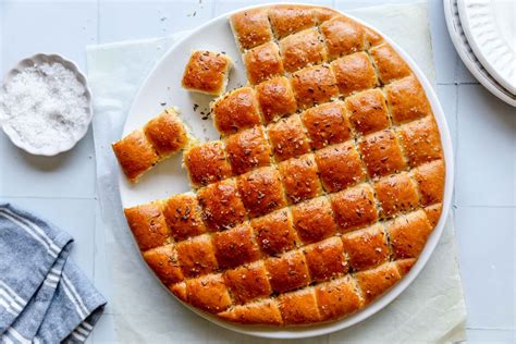 Ročno oblikovana belokranjska pogača pred peko