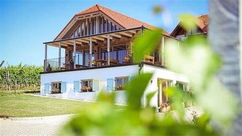 Turistična kmetija z gosti in domačimi pridelki