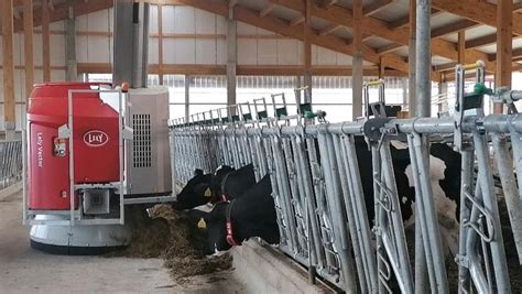 Sodobna kmetija z robotsko molžo in kravami