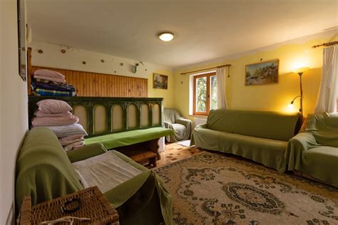 Skupni prostor z velikim kaminom