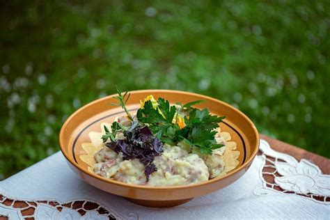 Pripravljena tradicionalna slovenska jed v glineni posodi