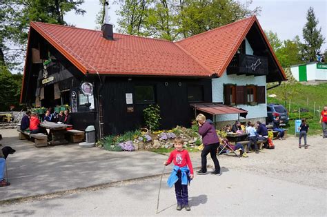Pogled na Toško Čelo z gostilno