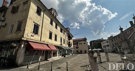 Panorama Izole s pristaniščem in starim mestnim jedrom