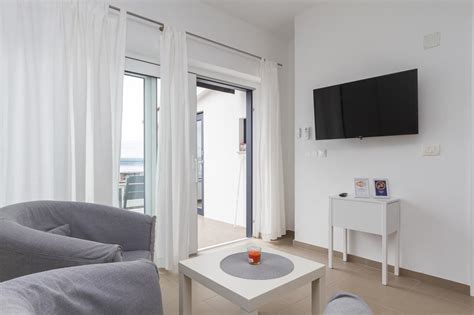 Notranjost sodobnega apartmaja z balkonom in pogledom na morje