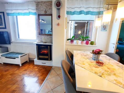 Pokal vina in oljčnega olja na mizi z razgledom na morje