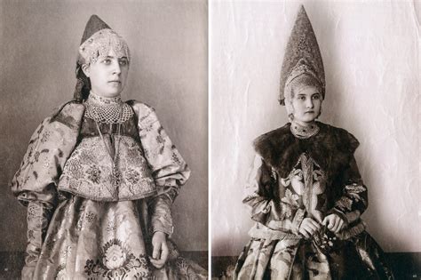 Arhivska fotografija predstavitve tradicionalne noše v Slovenskem etnografskem muzeju