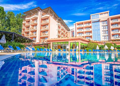 Notranjost hotela Izola Paradise Hotel s pogledom na bazen in ležalnike