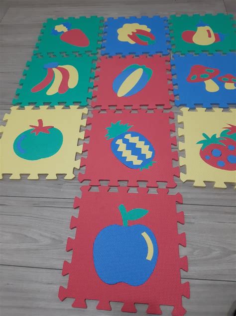 Različne vrste puzzle podlog za igranje, zložene ena ob drugi