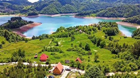 Pogled na jezero Zaovine s kočami v bližini