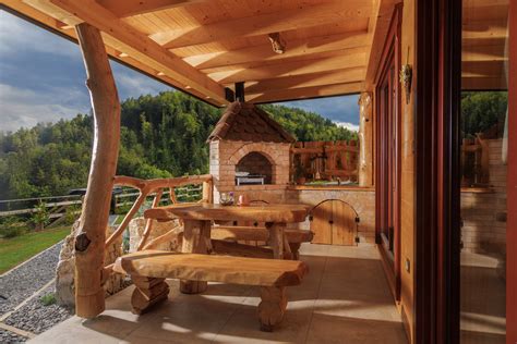 Moderna lesena koča ob jezeru