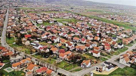 Panorama kampa ob jezeru s ptičje perspektive