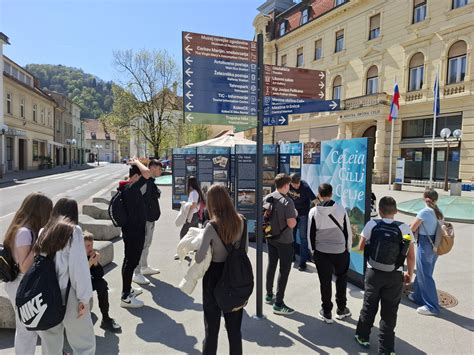 Skupina mladih turističnih vodnikov med tekmovanjem, ki se pripravljajo na predstavitev.