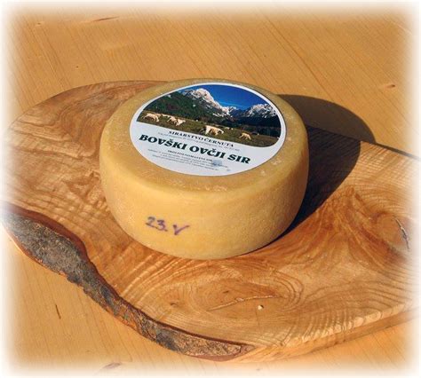 Kremni bovški kozji sir na kremi orehov