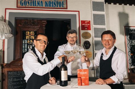 Chef Gostilne Skaručna med pripravo jedi