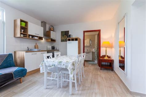 Notranjost apartmaja Luana 2 z dnevno sobo in balkonom