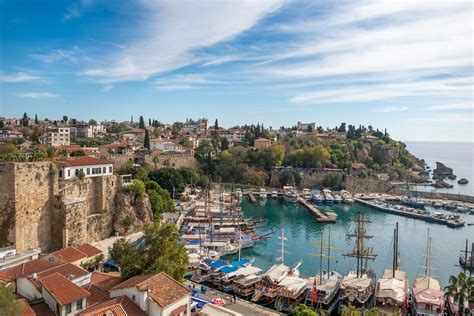 Panoramski pogled na Antalyo z gorami Taurus v ozadju