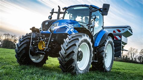 Kmetijski traktor New Holland v akciji na polju