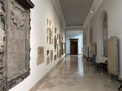 Notranjost Narodnega muzeja Slovenije z razstavljenimi predmeti