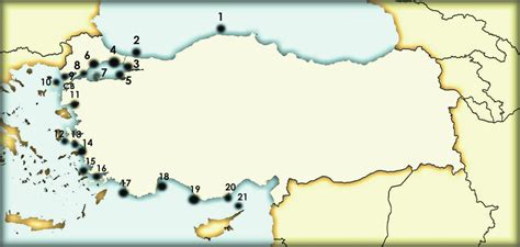 Zemljevid Turčije, ki prikazuje njeno transkontinentalno lokacijo med Evropo in Azijo ter obalo s Črnim morjem, Egejskim morjem in Sredozemskim morjem.