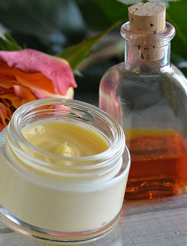 Bližnji posnetek ročno izdelanih naravnih krem