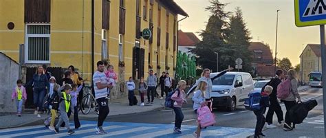 otroci prihajajo v šolo s kolesi in skiroji